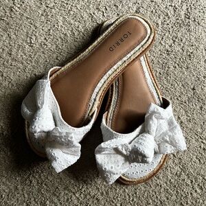 Brand New Without Tags Torrid White and Brown Bow Slide Sandals